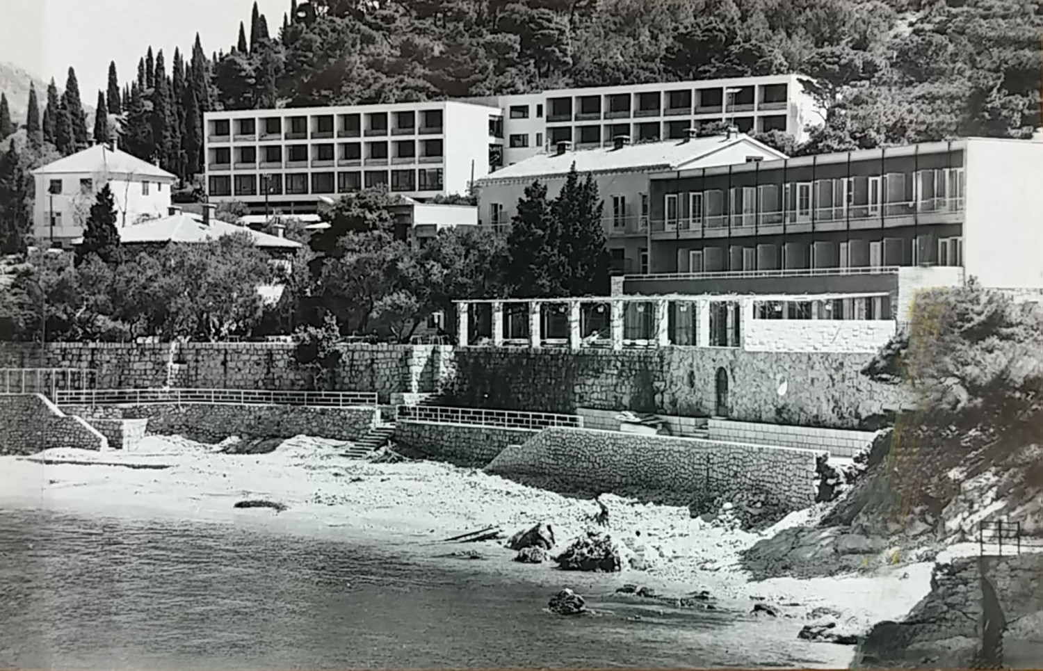 Gradnja Hotela Adriatic šezdesetih: Nekad su ovdje bile samo stijene (FOTO)